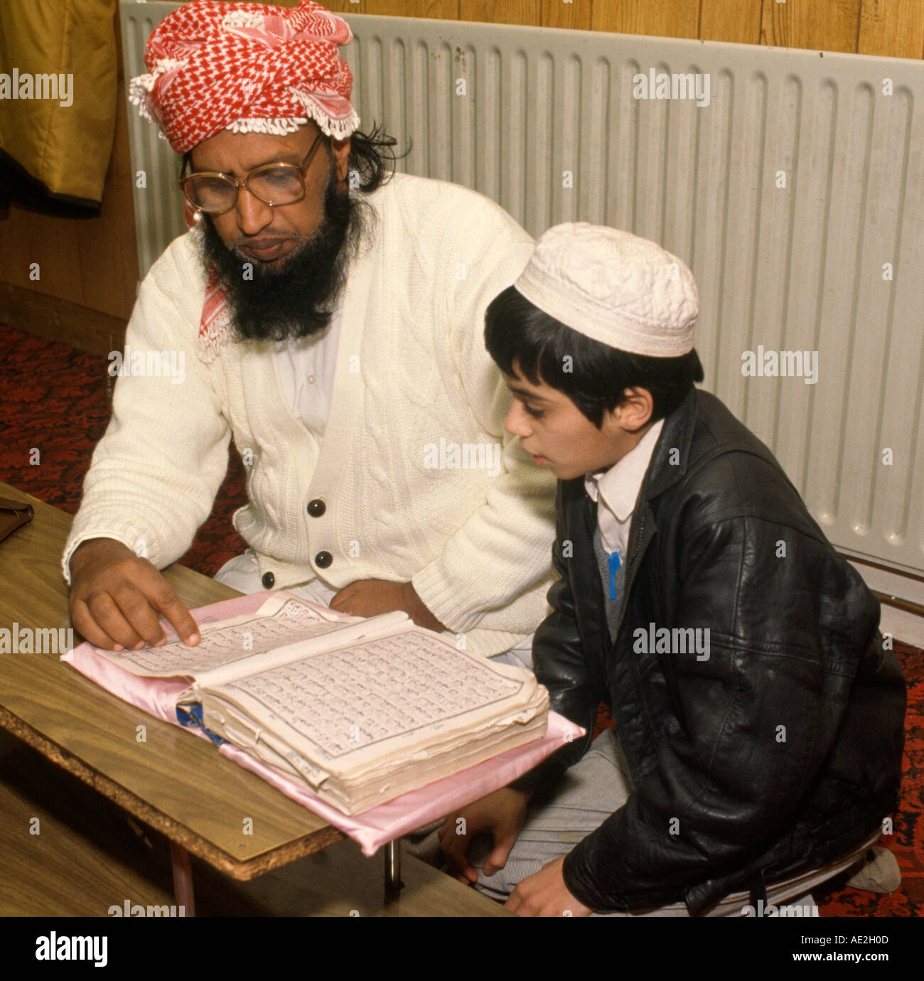 Un imam musulman le Coran enseigne les garçons dans une école dans une mosquée de Bradford West Yorkshire Angleterre Banque D'Images