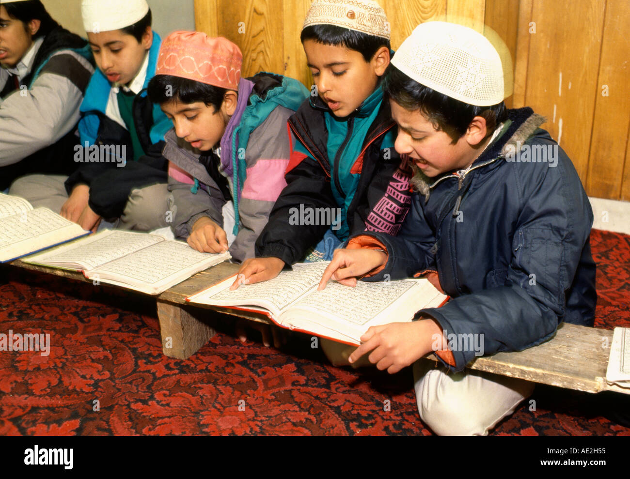 Les garçons musulmans apprendre le Coran dans une école dans une mosquée de Bradford West Yorkshire Angleterre Banque D'Images