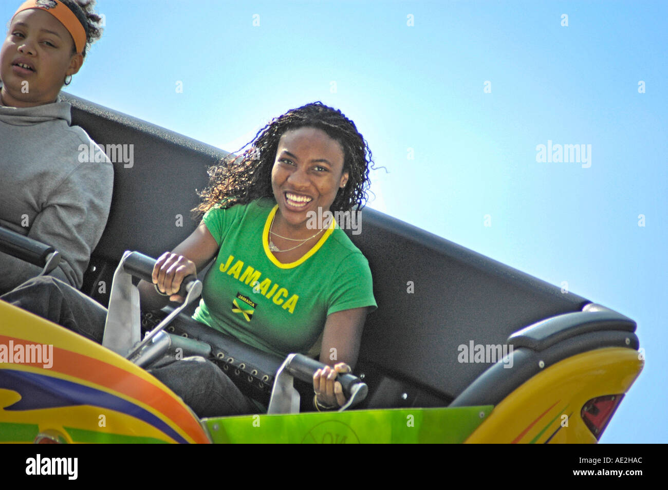 Les gens sur les manèges de carnaval pour s'amuser durant les vacances d'été à la Florida State Fair USA du vrai Père fils, filles et enfants adultes ayant l'amusement Banque D'Images