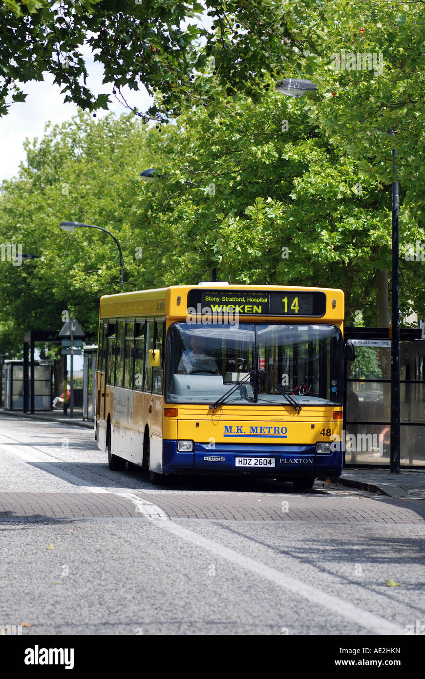 MK Métro bus au milieu de l'Avenue centrale, Milton Keynes, Buckinghamshire, England, UK Banque D'Images