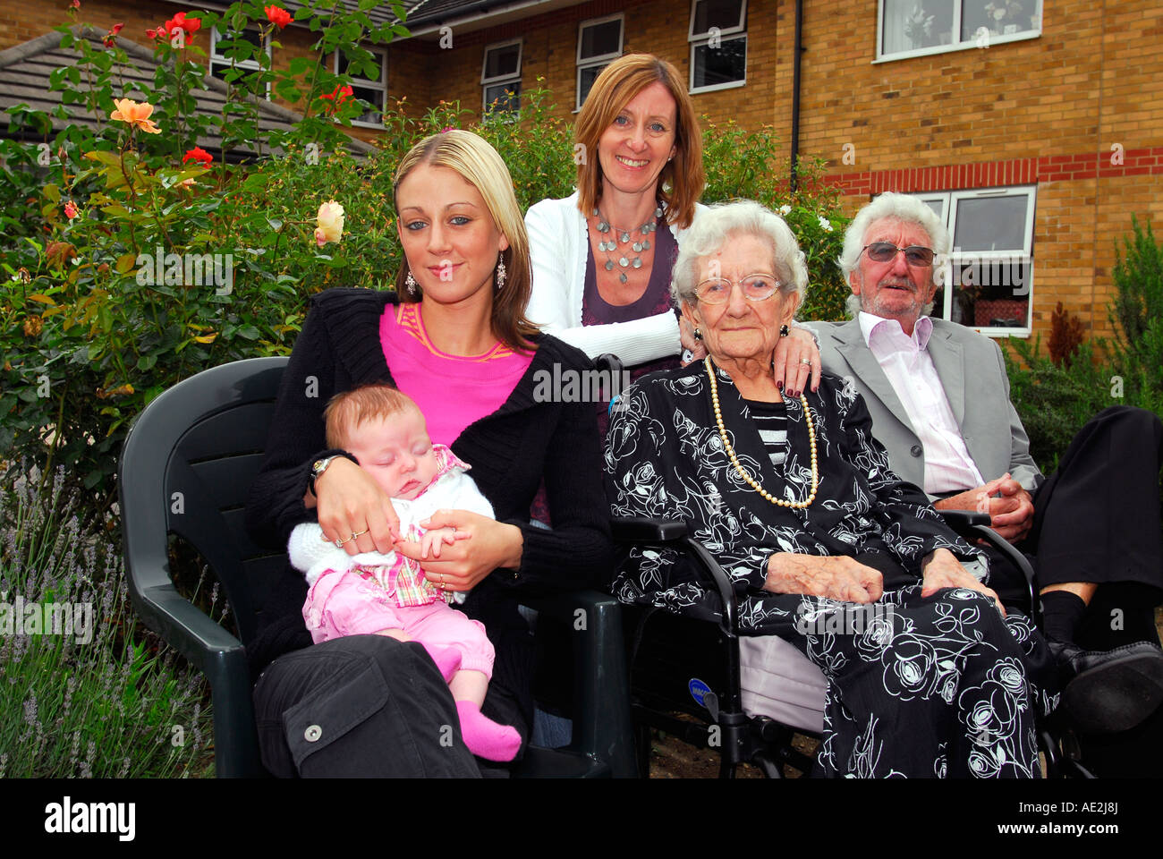 Cinq générations de la même famille se réunissant pour la première fois, Hounslow, Middlesex, Royaume-Uni. Banque D'Images