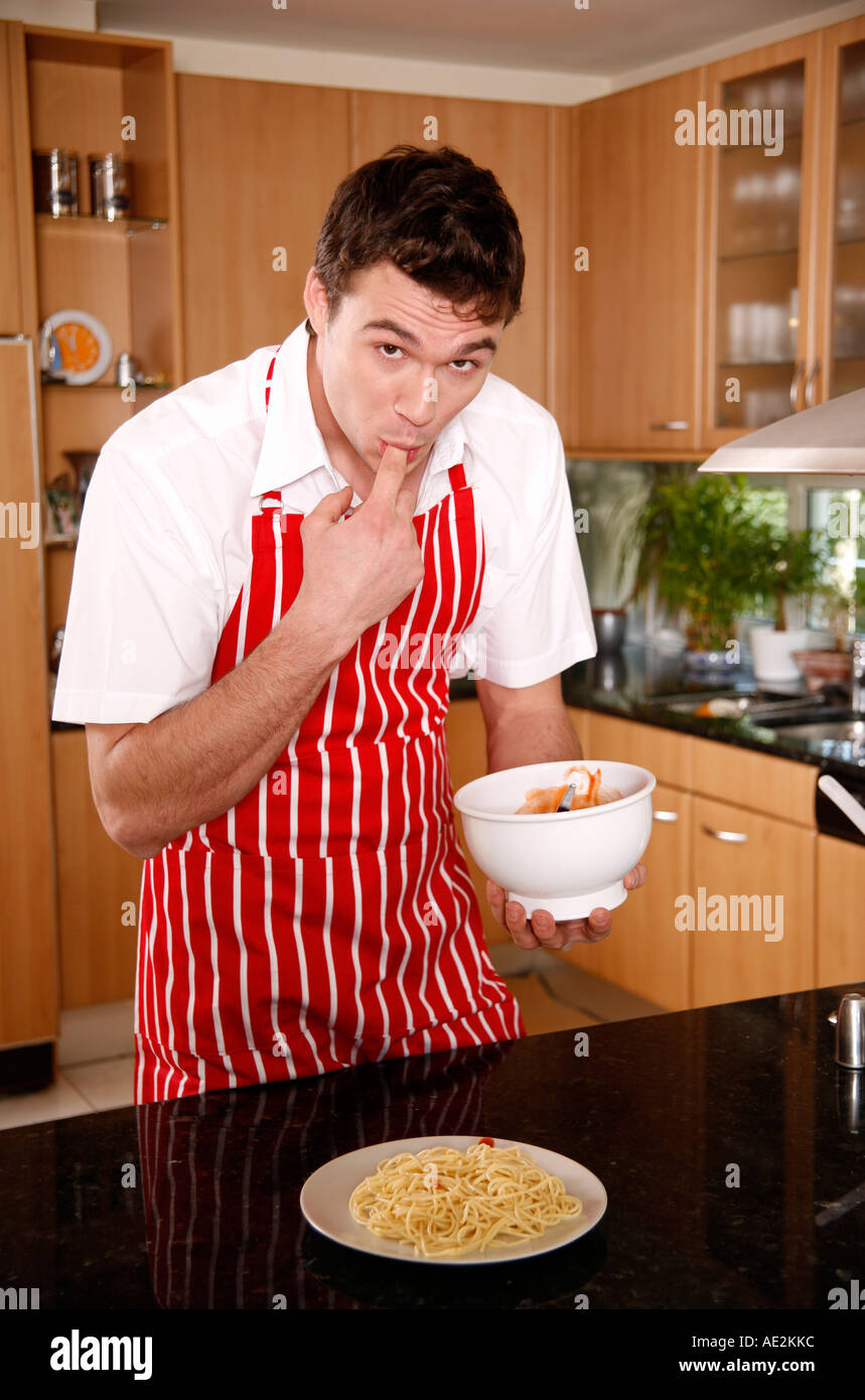Sauce à spaghetti de dégustation de l'homme Banque D'Images