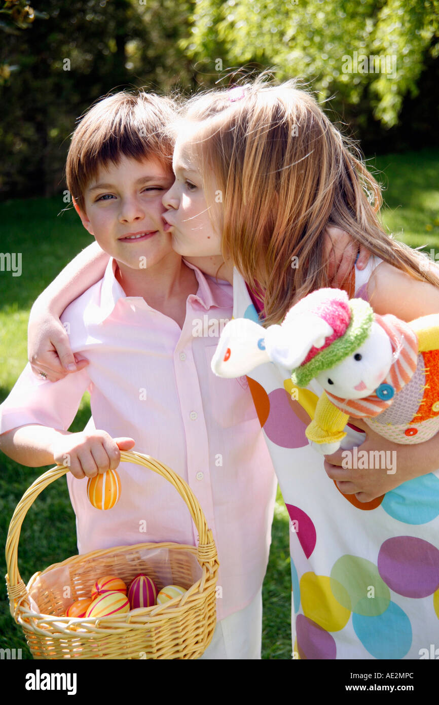 Petit garçon et fille avec panier d'oeufs de Pâques Banque D'Images