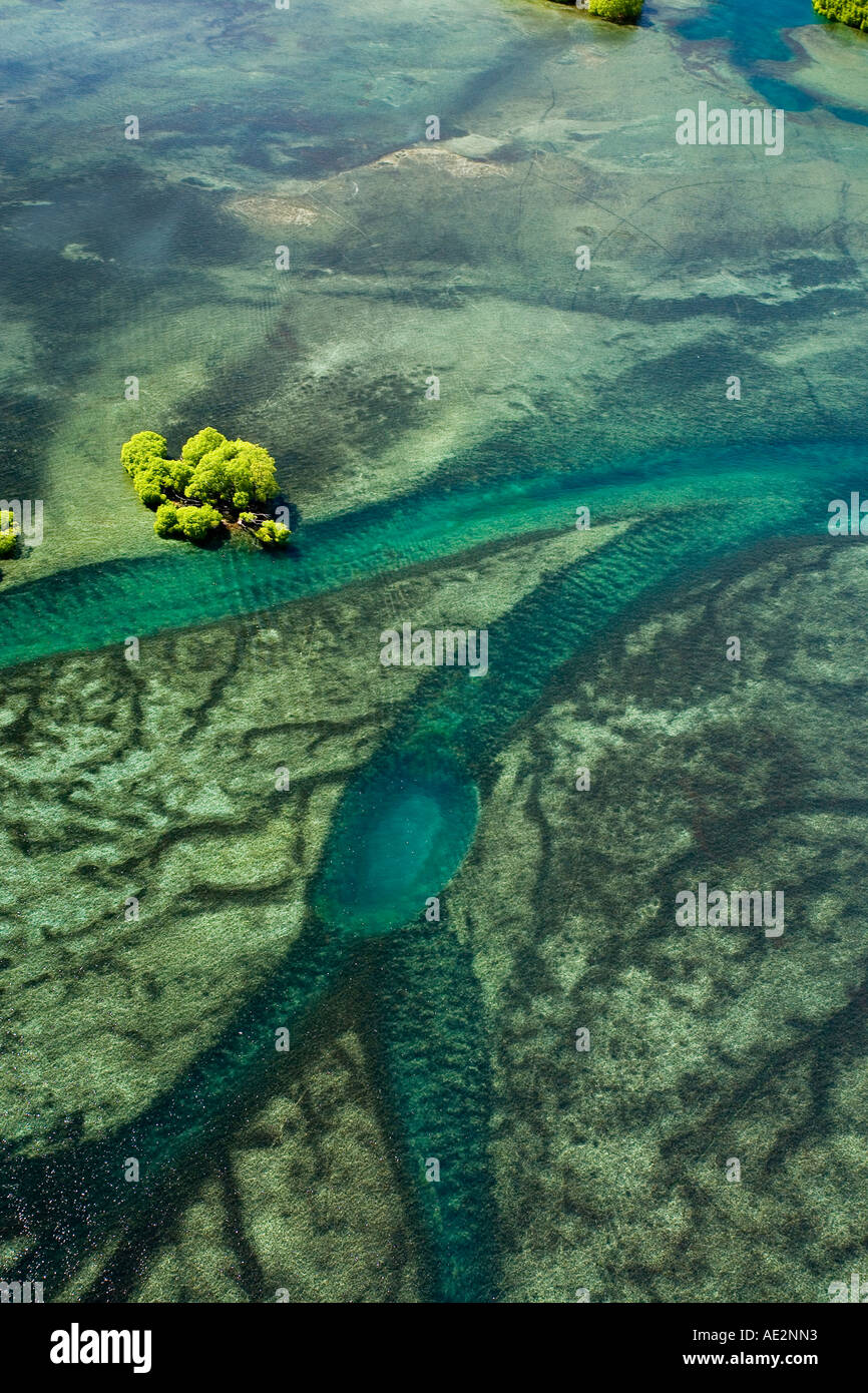 Le Lac Wakatipu peu profondes près de la rivière Kawarau pour Sortie Queenstown ile sud Nouvelle Zelande aerial Banque D'Images