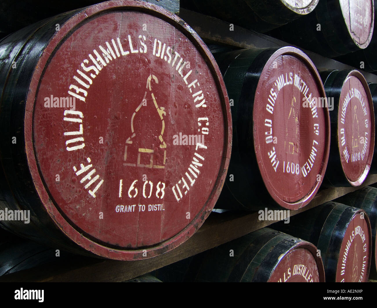 Old Bushmills Distillery, comté d'Antrim, Irlande du Nord. Fûts en bois dans la plus ancienne distillerie de whisky du monde Banque D'Images