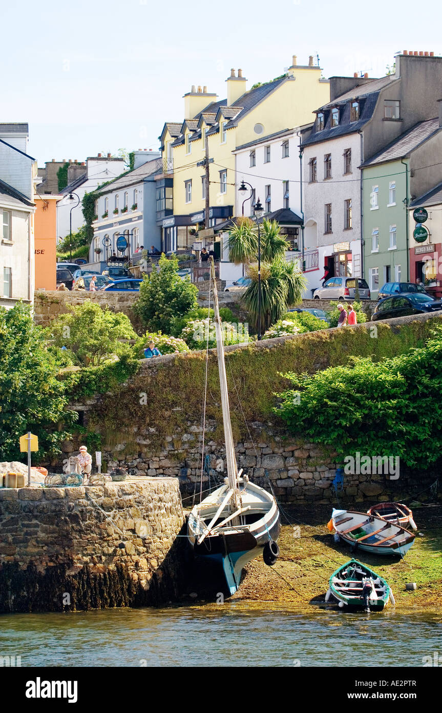 Connemara, comté de Galway. Le pittoresque village de pêcheurs de Roundstone sur le côté ouest de Bertraghboy Bay. Banque D'Images