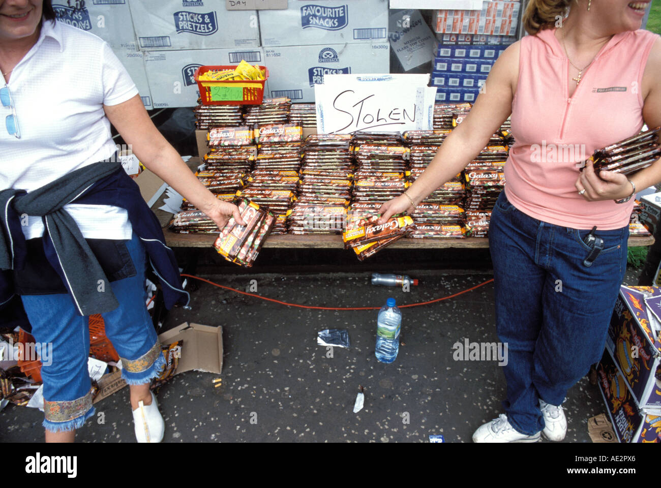 UK Scotland Glasgow Barrowlands marché dans l'Est Deux femmes chocolat vente annoncé comme volé dans une échoppe de marché. Banque D'Images