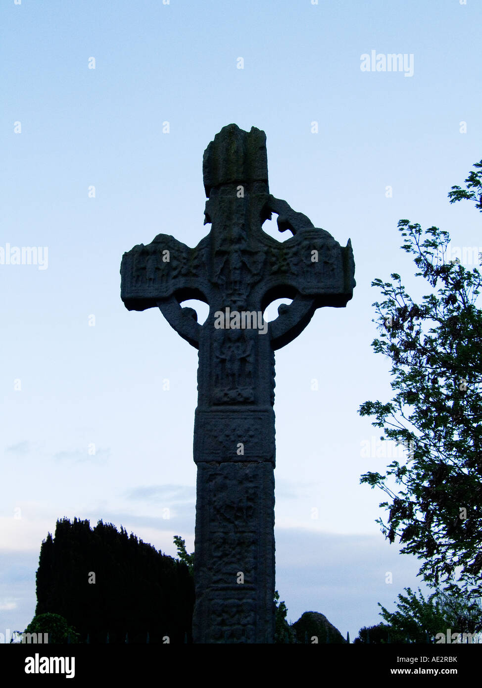Face Ouest de la Celtic Christian High Cross de Ardboe sur les rives du Lough Neagh, comté de Tyrone, Irlande du Nord. Banque D'Images