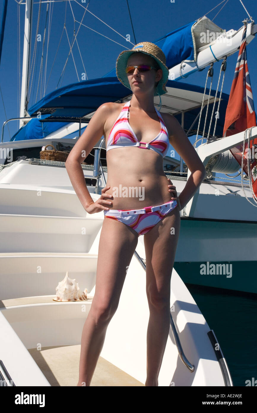 Jeune femme de détente sur un yacht de luxe dans les îles Fidji dans le Pacifique Sud Banque D'Images