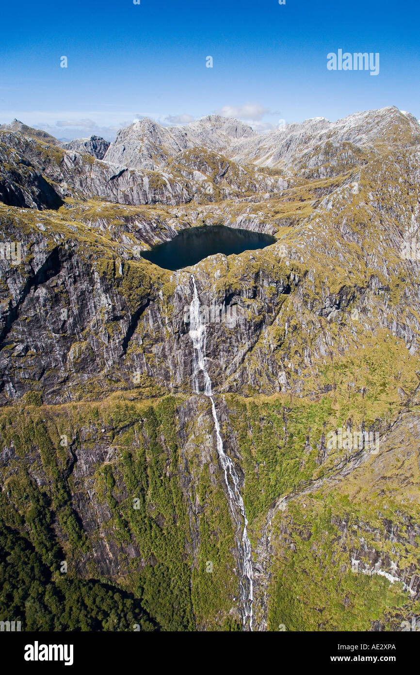 Petit lac et Cascade en haute montagne de Kepler Delta alimentation brûler Parc National de Fiordland ile sud Nouvelle Zelande aerial Banque D'Images