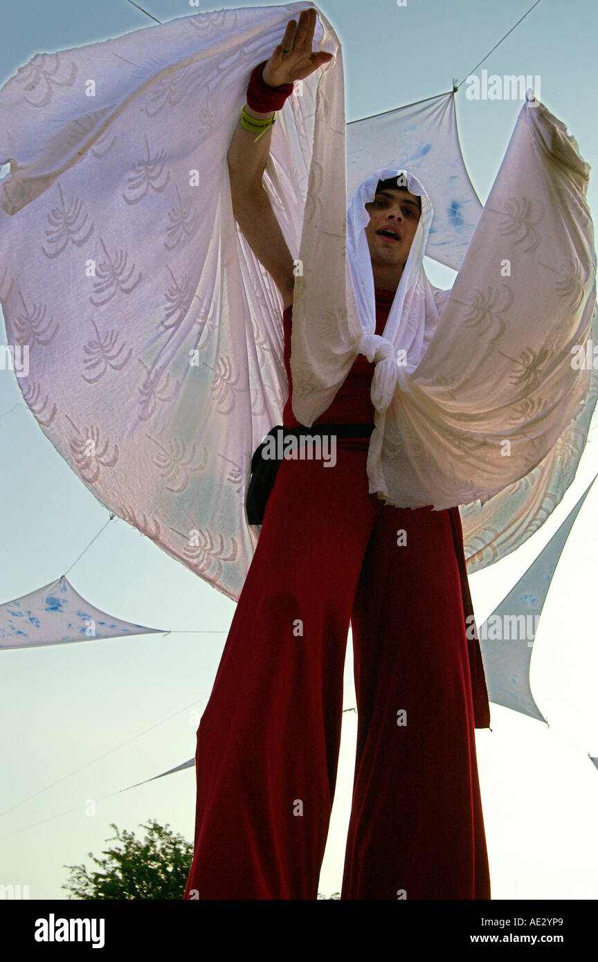 Hilltop 2006 - garçon avec voile blanc dancing rave party sur pilotis Banque D'Images