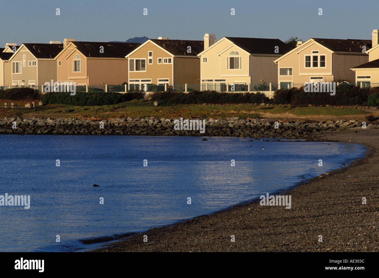 La Californie, San Francisco Bay, Richmond, Marina Bay, plage et maisons Banque D'Images