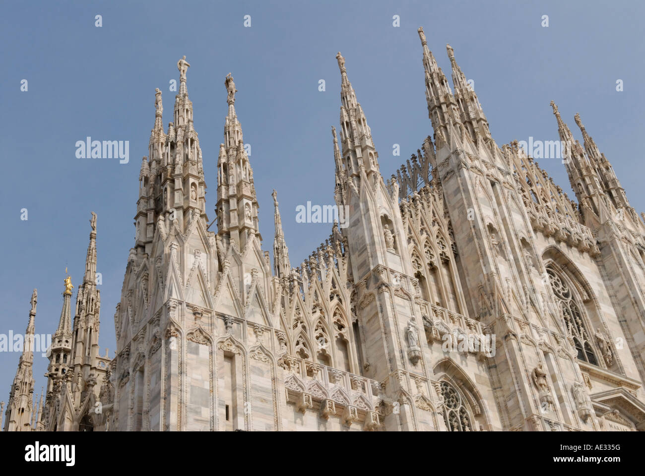 La cathédrale de Milan, le Duomo di Milano, en façade avec spires Banque D'Images