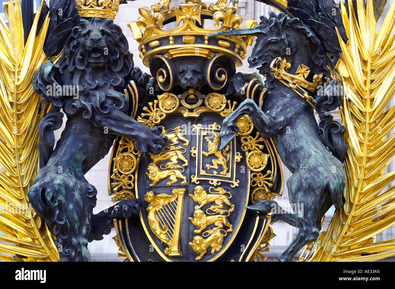L'héraldique royale britannique - lion et licorne, passerelle vers le palais de Buckingham Banque D'Images