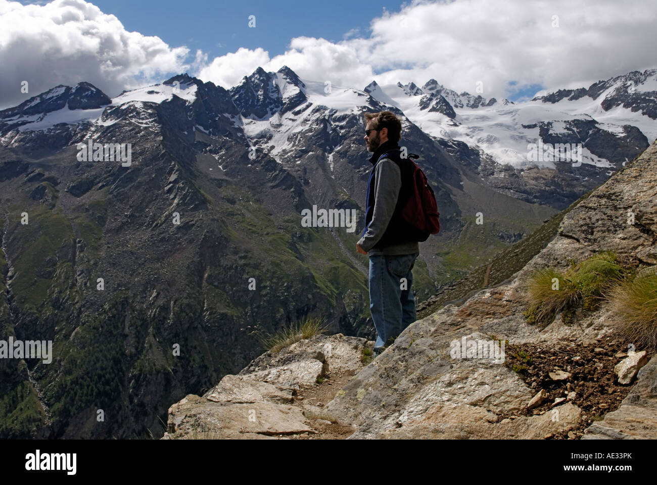 Male hiker sur la traverse Valnontey, Parc National du Gran Paradiso, Alpes Italiennes Banque D'Images