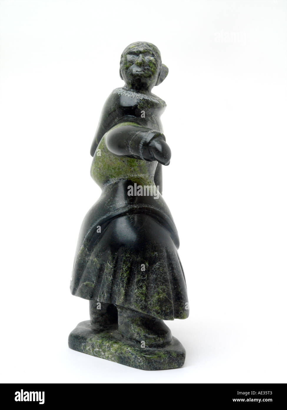 Canada - Cape Dorset Sculpture d'art inuit par Mary 10850 Oshutsiaq - Femme faits de pierre vert foncé Serpentine Banque D'Images