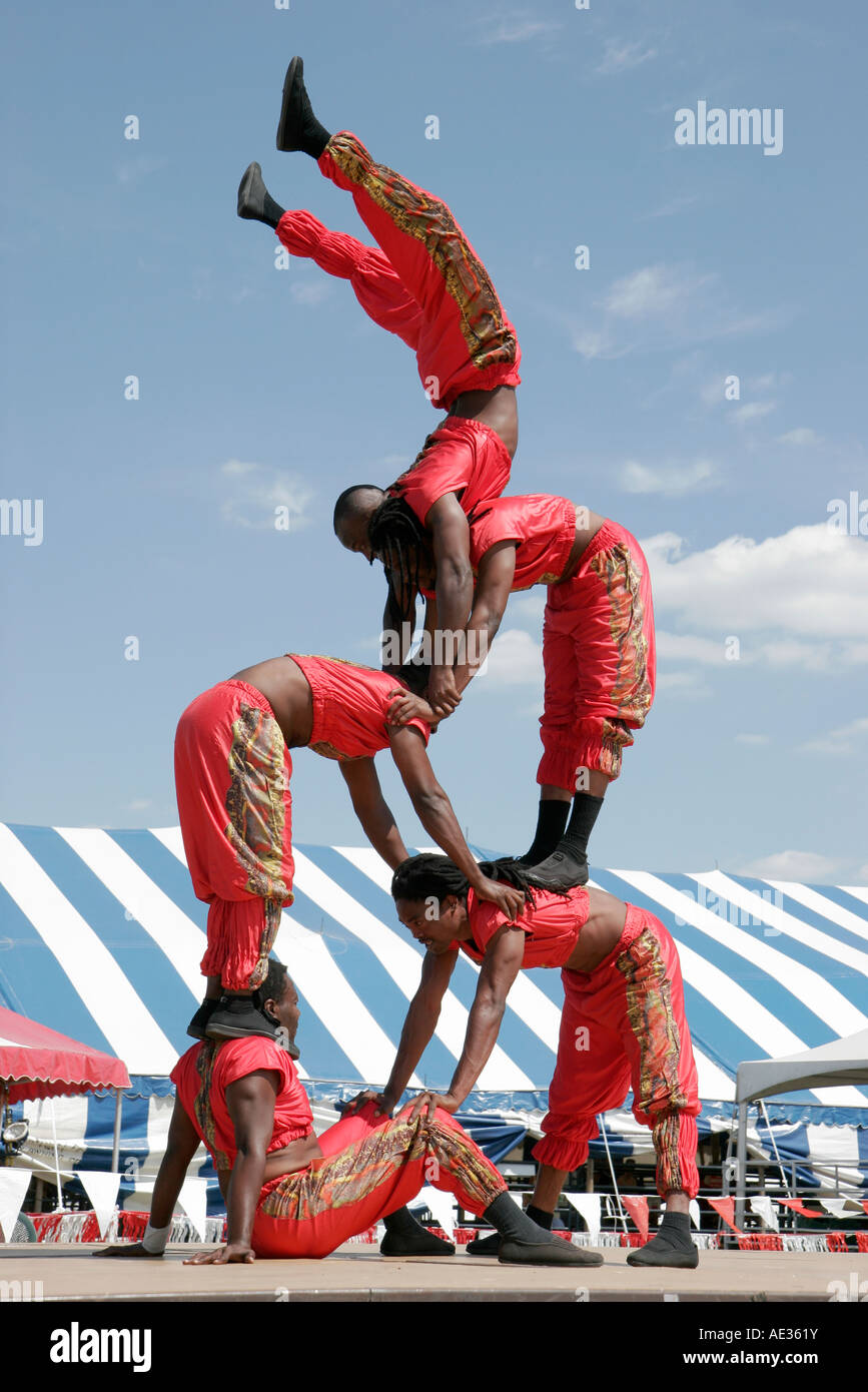 Valparaiso Indiana,porter County Fair,artistes kenyans,Black man men male,acrobates,gymnastes,IN070722032 Banque D'Images