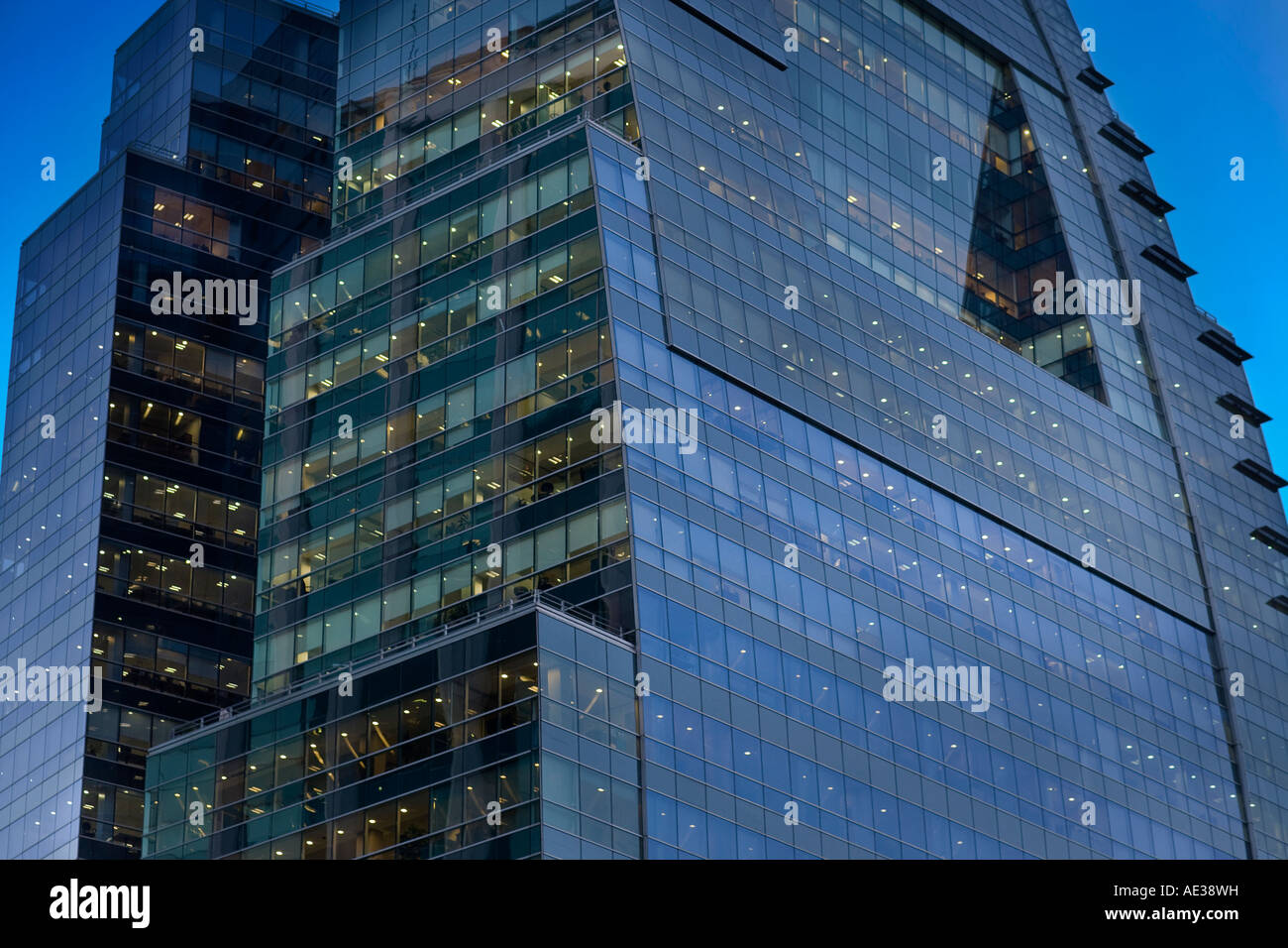 Buenos Aires, Torre de la Nación. Immeuble de bureaux modernes de quotidien national au Catalinas au crépuscule. Banque D'Images