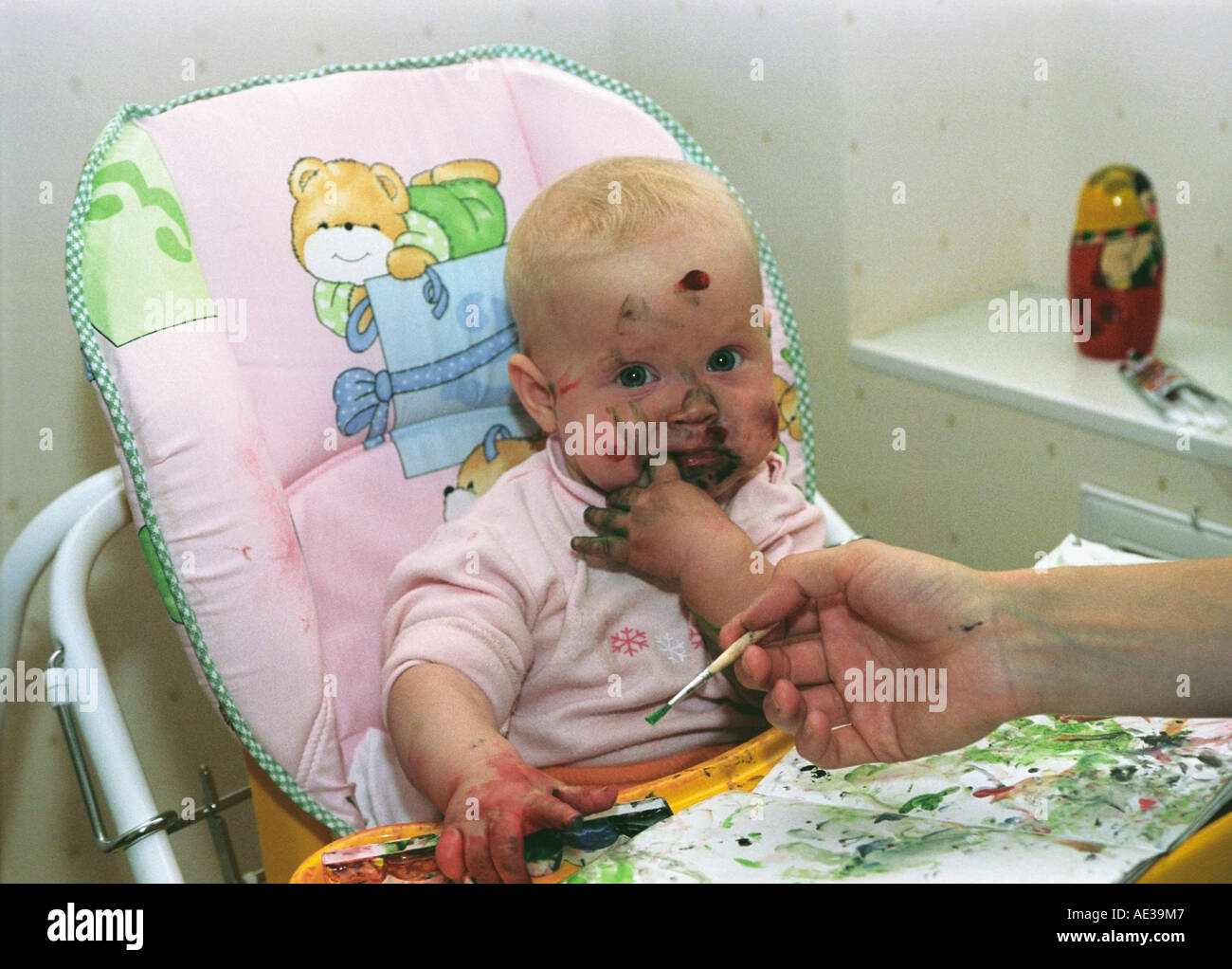 Bebe De 7 Mois Est La Peinture Avec Mere La Russie Photo Stock Alamy