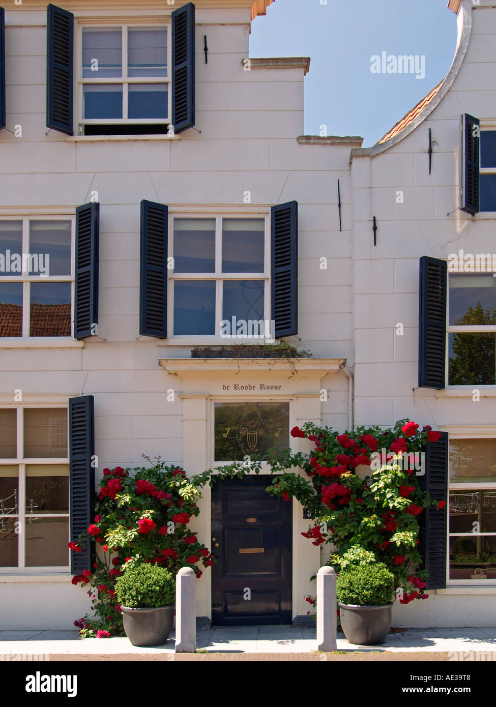 Façade d'une maison appelée old dutch typique de roode roose les roses rouges dans le centre-ville historique de Delft aux Pays-Bas Banque D'Images
