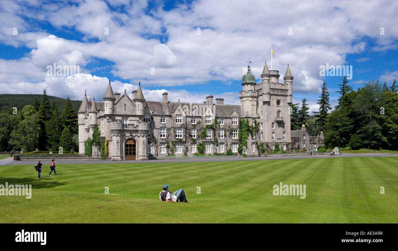 Visiteur contemplant la splendeur du château de Balmoral, à partir de la grande pelouse donnant sur salon Banque D'Images