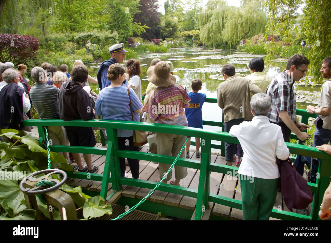 Les visiteurs dans le jardin d'eau au jardin de Giverny Monet Banque D'Images