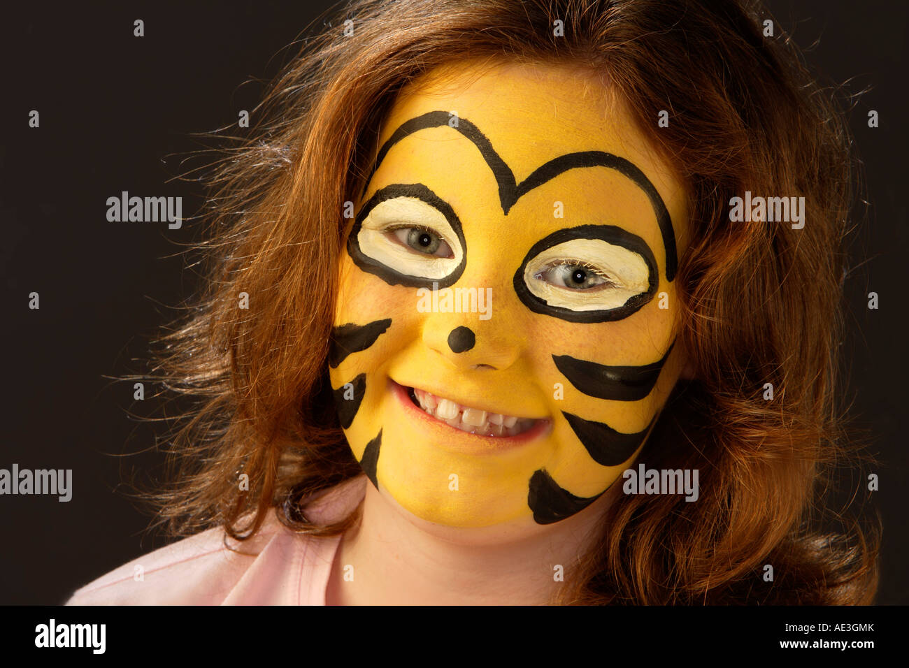 Portrait de jeune fille (9-10 ans) avec bourdon guêpe ou face paint Banque D'Images