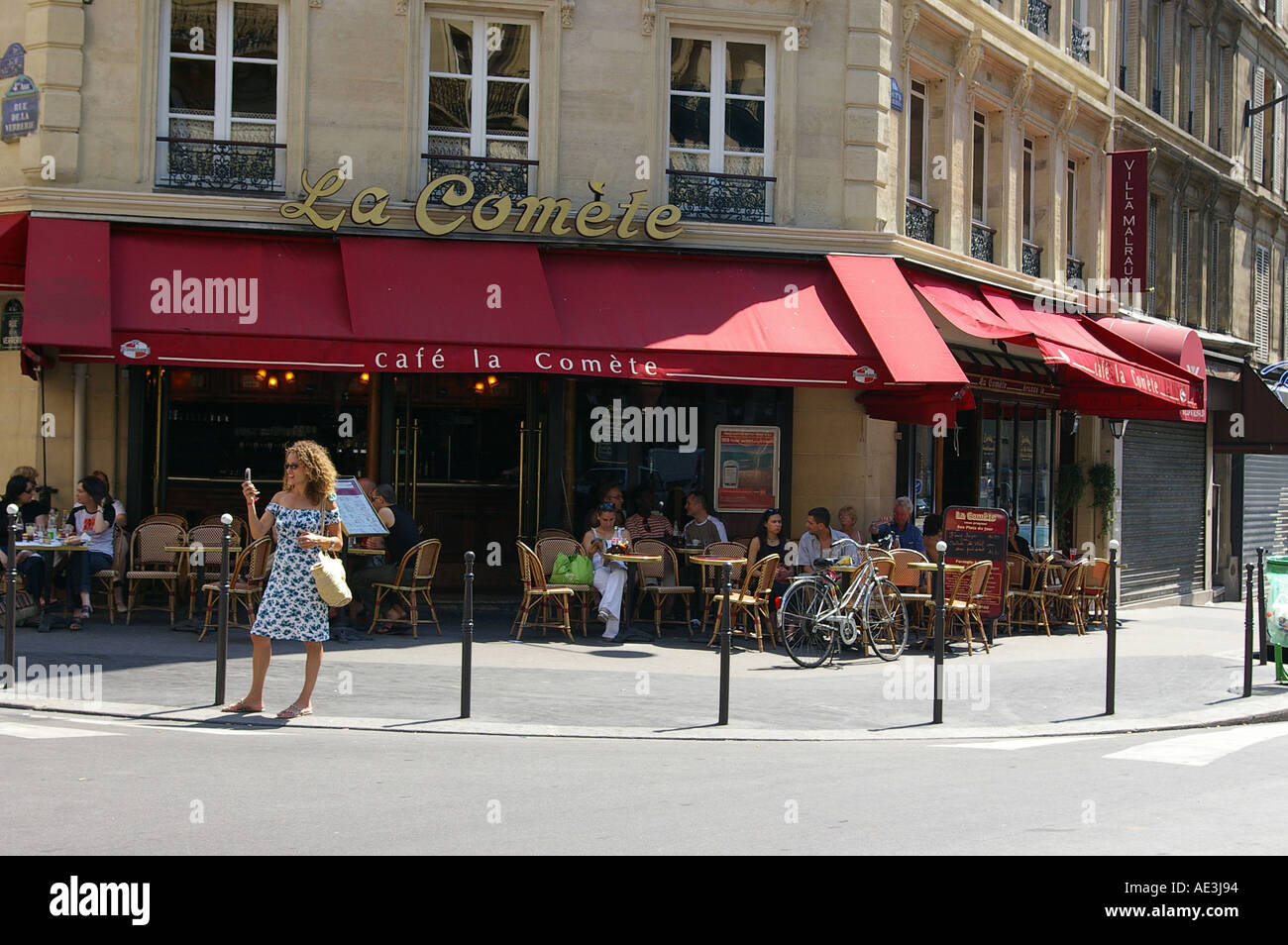 Femme, à l'extérieur de café parisien Banque D'Images