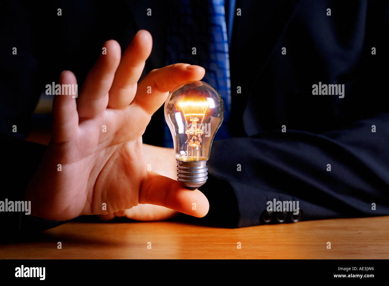 Homme tenant allumée la lampe électrique Photo Stock - Alamy