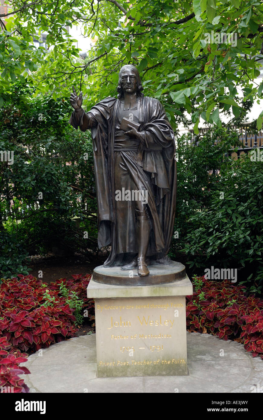 STATUE DE JOHN Wesley, fondateur de l'église méthodiste près de St Pauls City de Londres Angleterre Banque D'Images