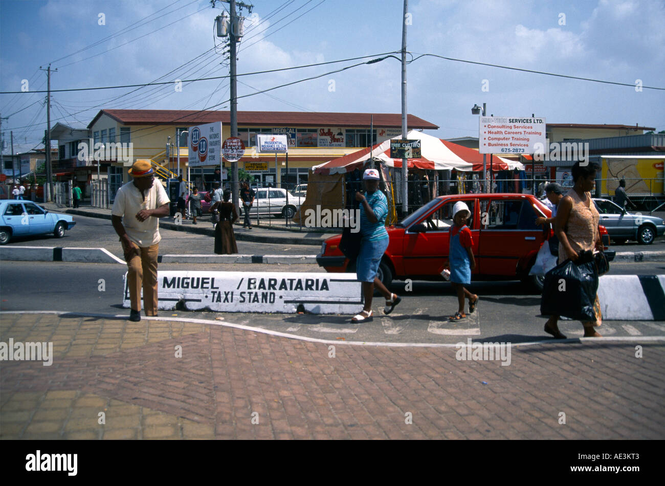 Port d'Espagne Trinité-scène de rue les gens qui attendent au taxi Stand Banque D'Images