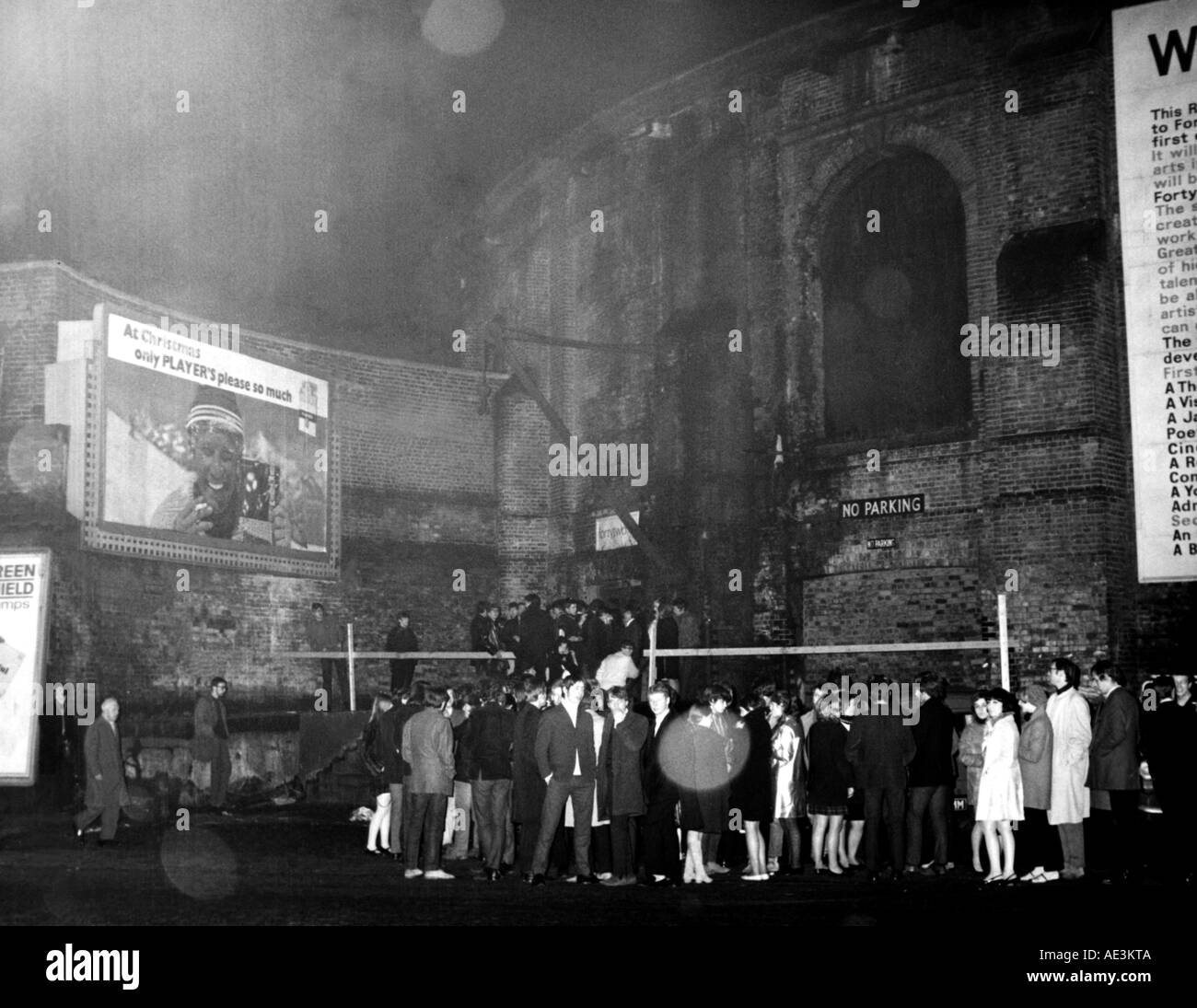 En dehors de la foule portes Roundhouse, Londres, pour 1968 concert par un groupe américain Banque D'Images