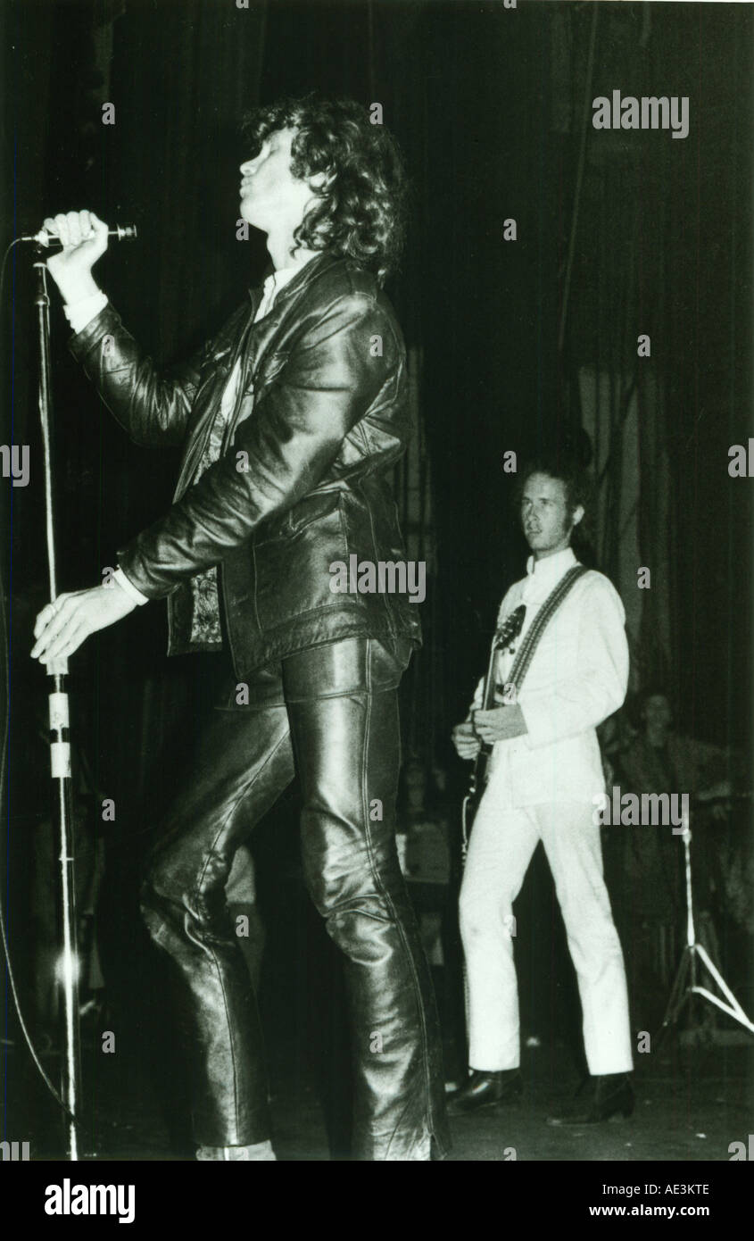 Nous portes vers 1968 groupe avec Jim Morrison au chant et Robby Keeiger à droite. Photo Jeffrey Mayer Banque D'Images