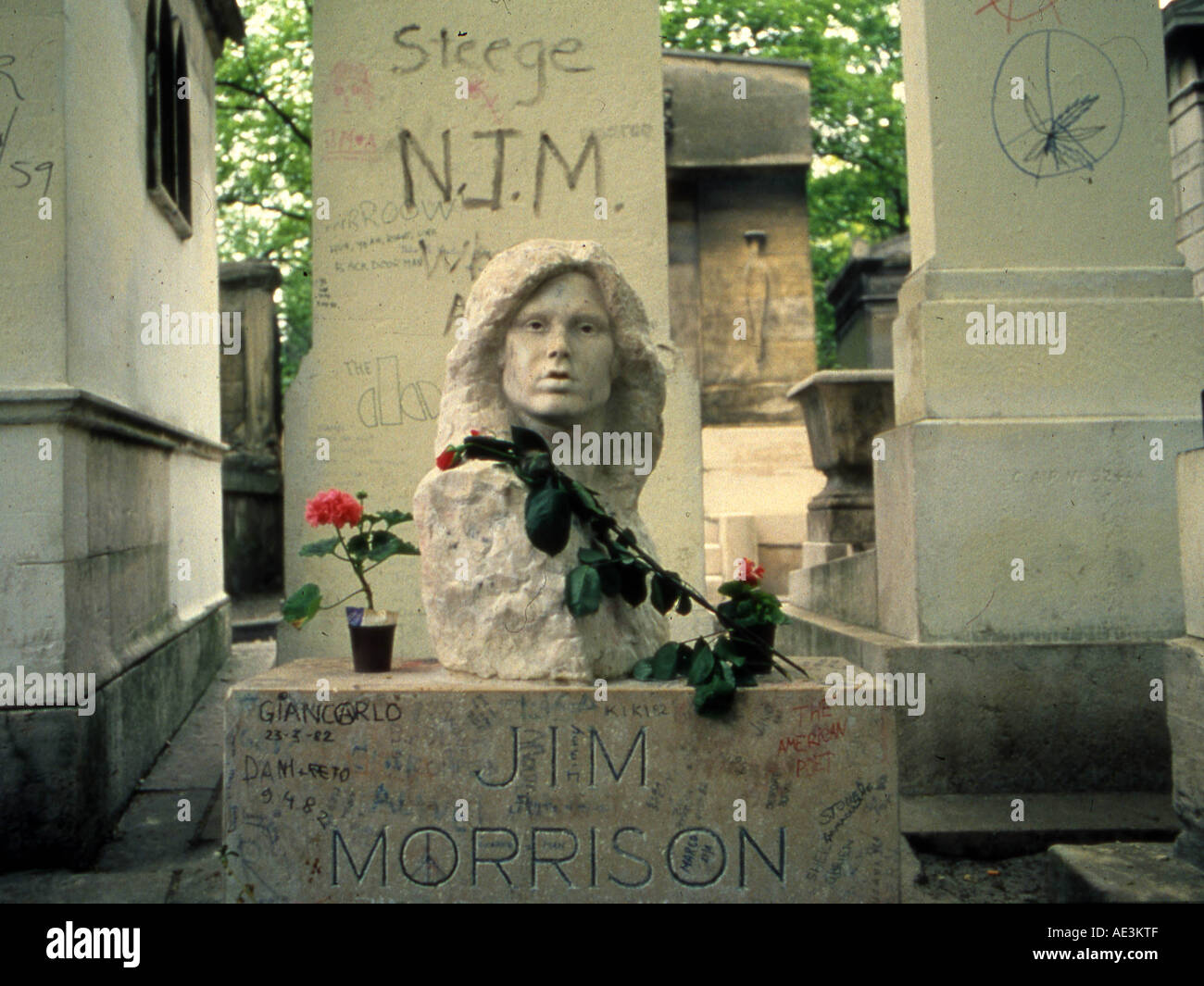 Portes tombe de Jim Morrison, le chanteur dans le cimetière du Père Lachaise à Paris Banque D'Images