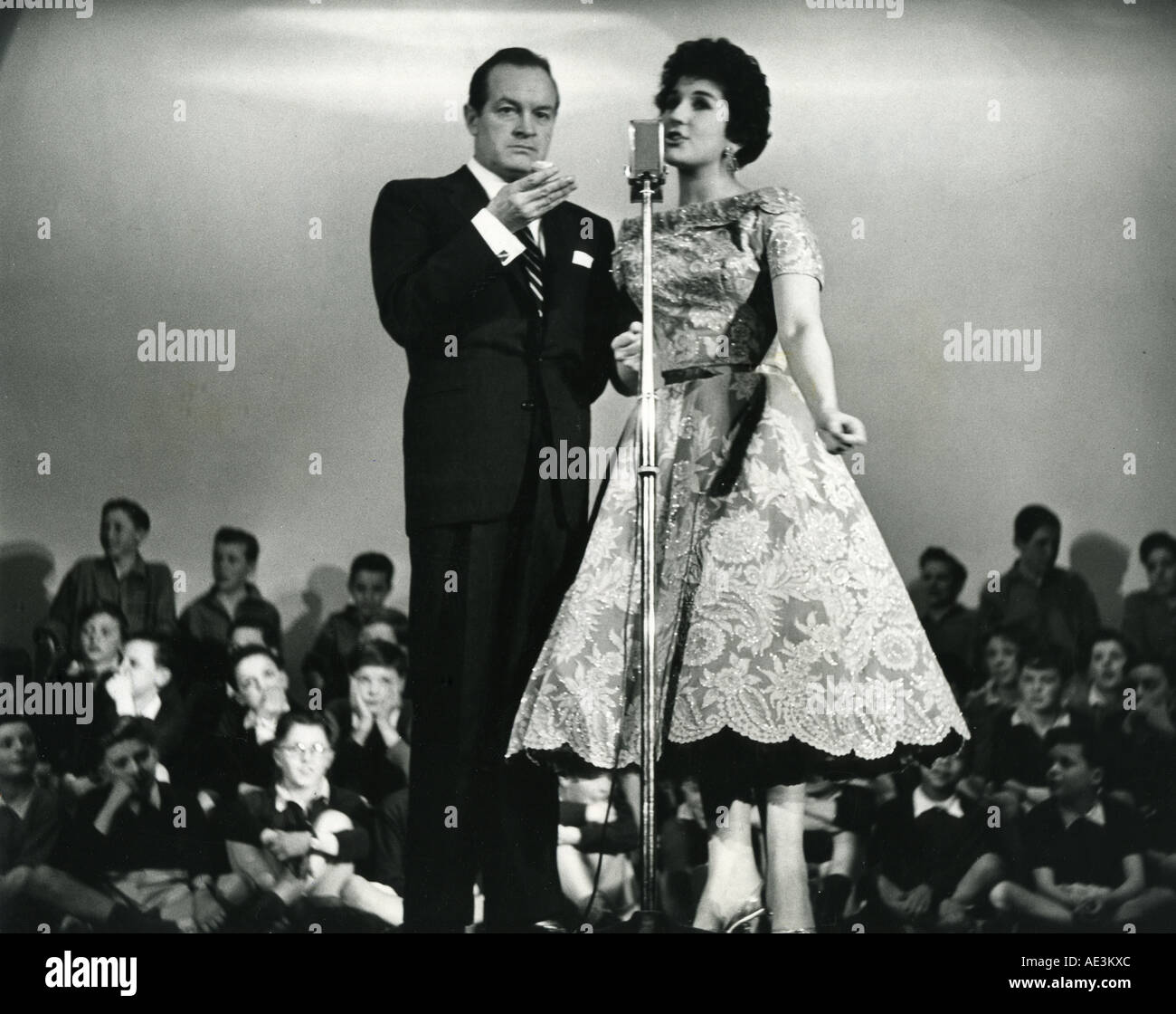 ALMA COGAN UK chanteuse pop avec nous le comédien Bob Hope en 1954 Banque D'Images