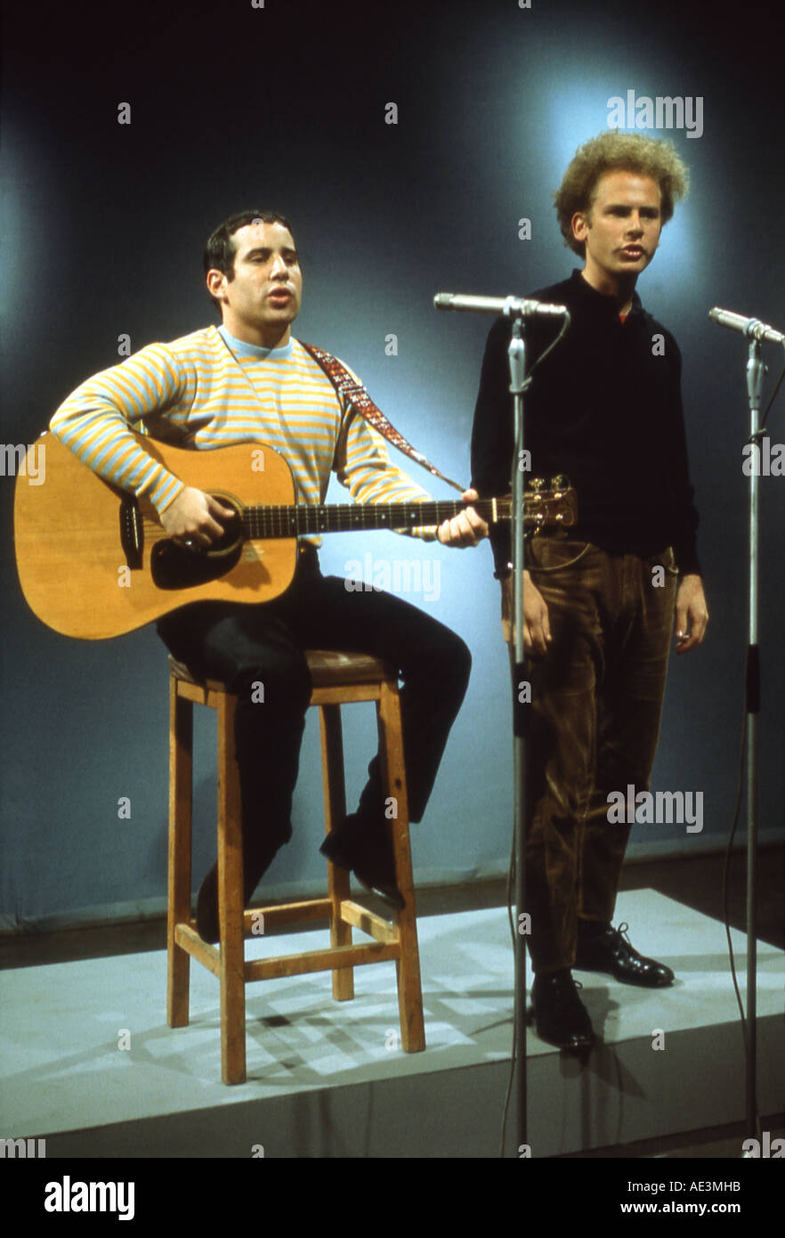 SIMON AND GARFUNKEL-nous duo en 1965 avec Paul Simon et Art Garfunkel assis Banque D'Images