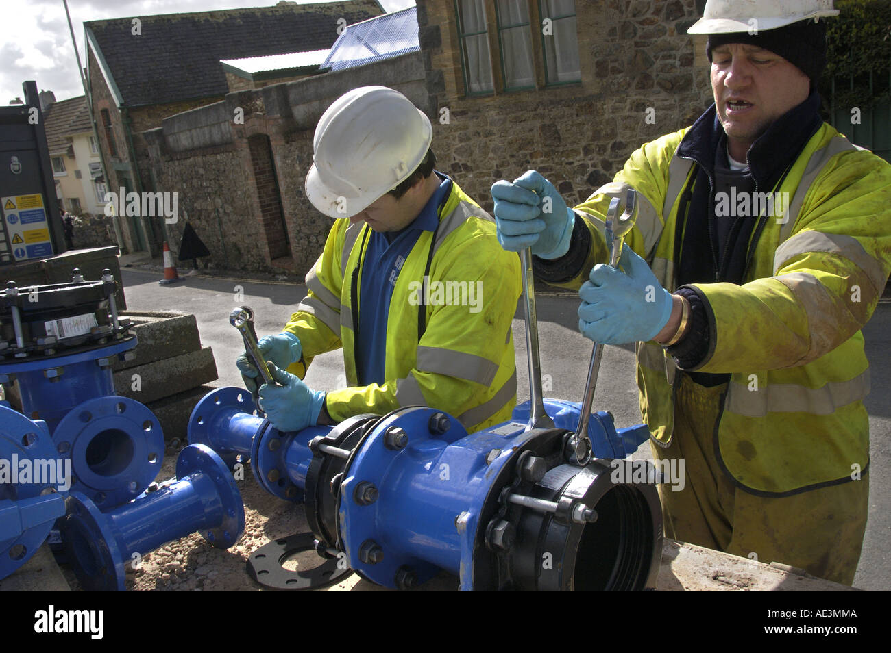 Balfour Beatty de South West Water réparer et remplacer des conduites d'aqueduc de Bovey Tracey Devon, Angleterre du Sud Banque D'Images