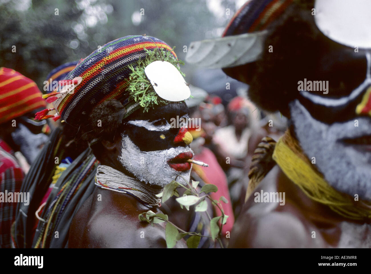 Visage Homme Yalabu peint fumeurs Central Highlands Papouasie-Nouvelle-Guinée Banque D'Images