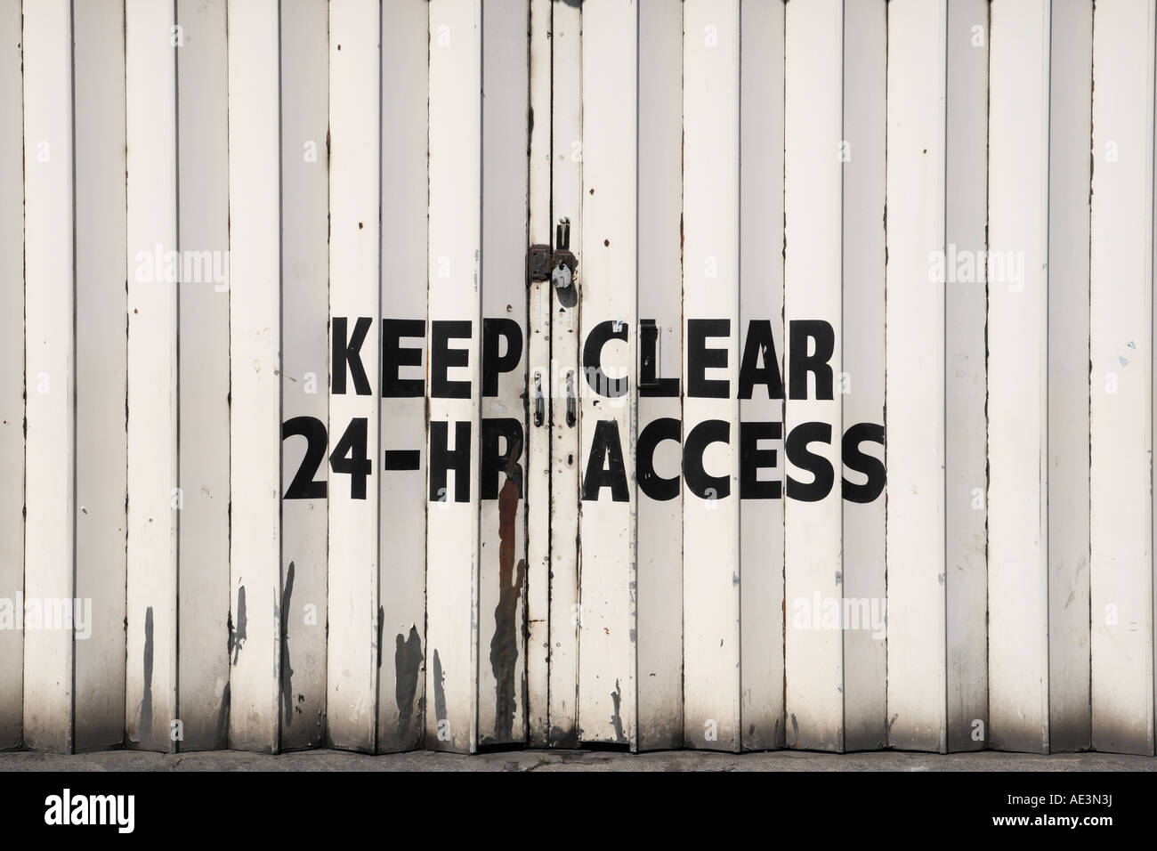 Garder signe clair sur les portes métalliques prises à Birmingham uk Banque D'Images