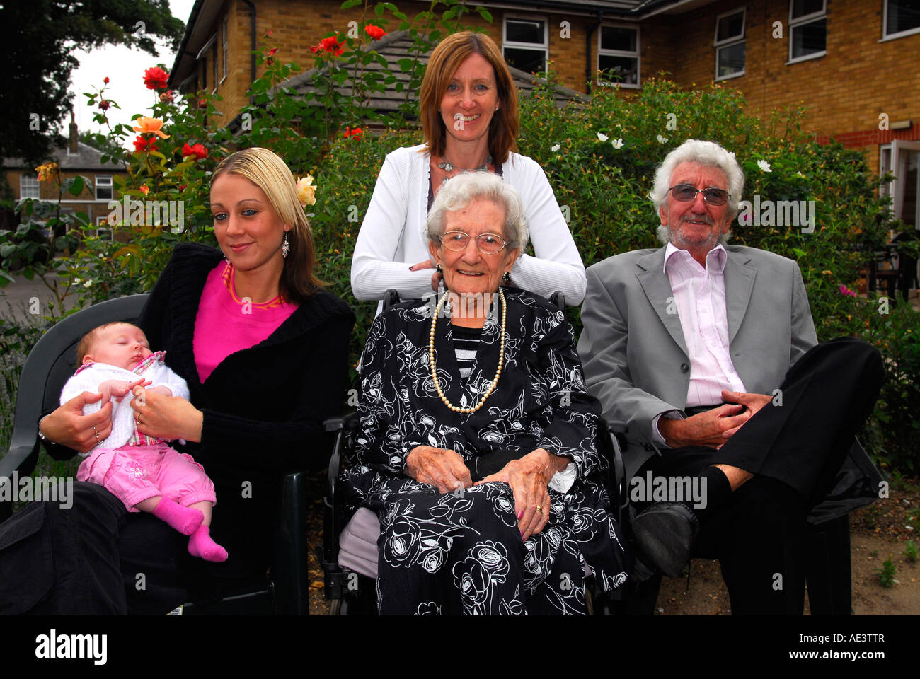 Cinq générations de la même famille se réunissant pour la première fois Hounslow, Middlesex, Royaume-Uni. Banque D'Images