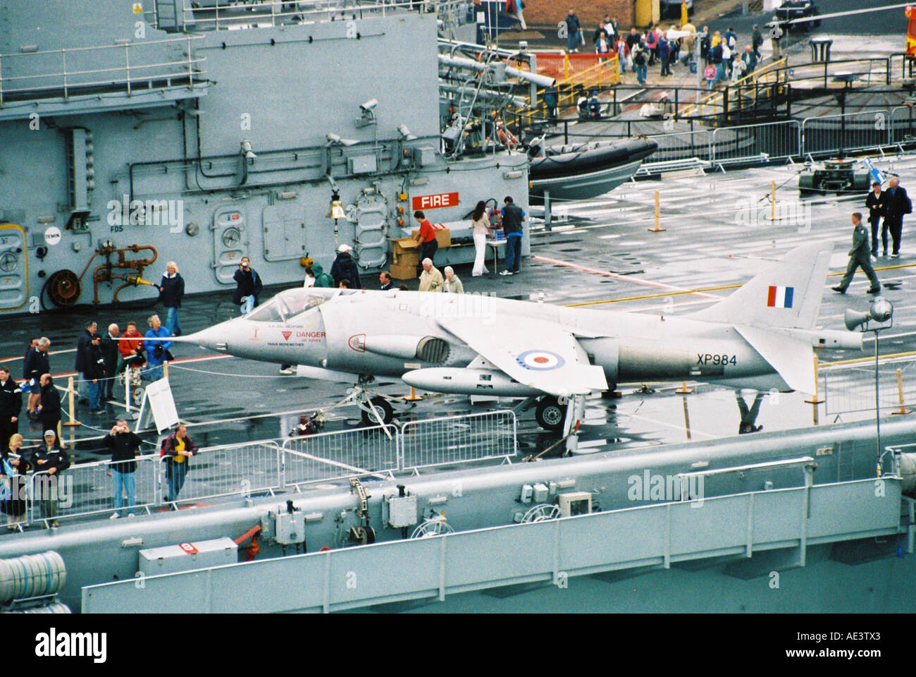 Les Harrier jump jet sur le HMS Illustrious, amarré dans le port de Portsmouth au cours IFOS 2005. Banque D'Images