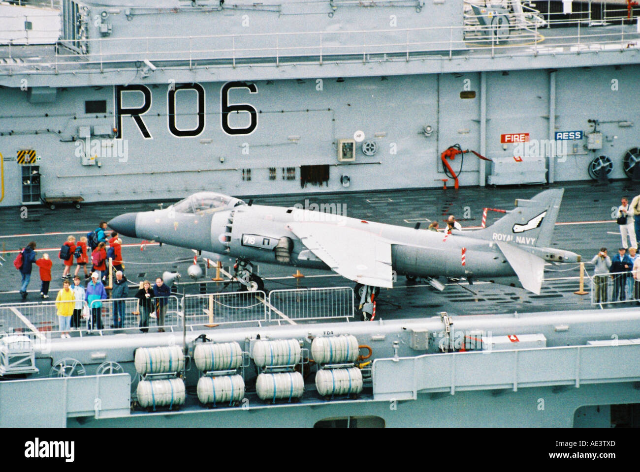 Les Harrier jump jet sur le HMS Illustrious, amarré dans le port de Portsmouth au cours IFOS 2005. Banque D'Images
