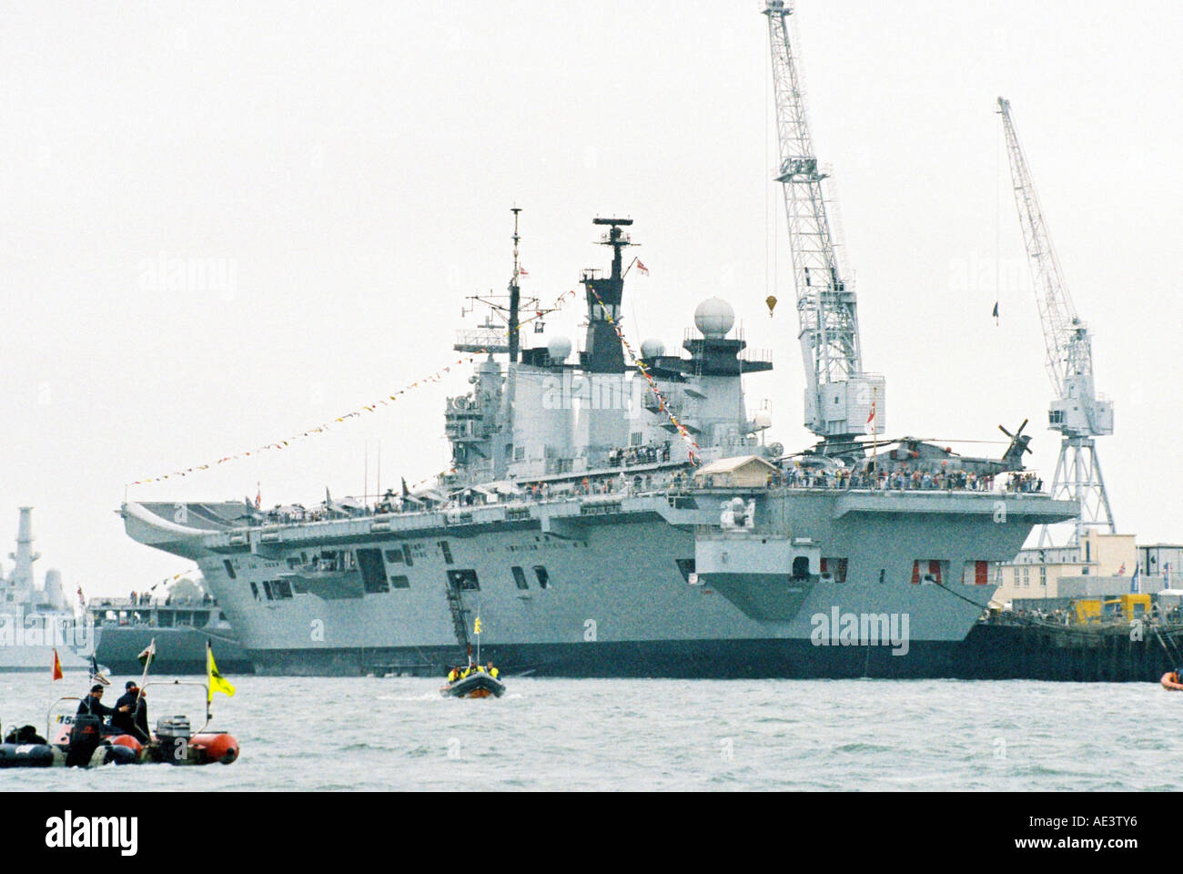 H.M.S illustre, amarré dans le port de Portsmouth au cours IFOS 2005. Banque D'Images