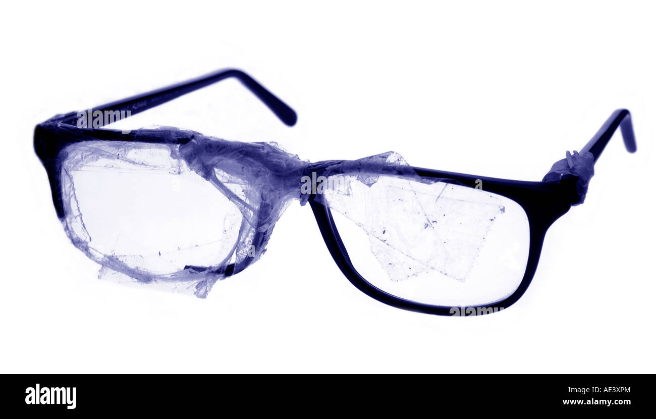 Une paire de lunettes cassée Photo Stock - Alamy