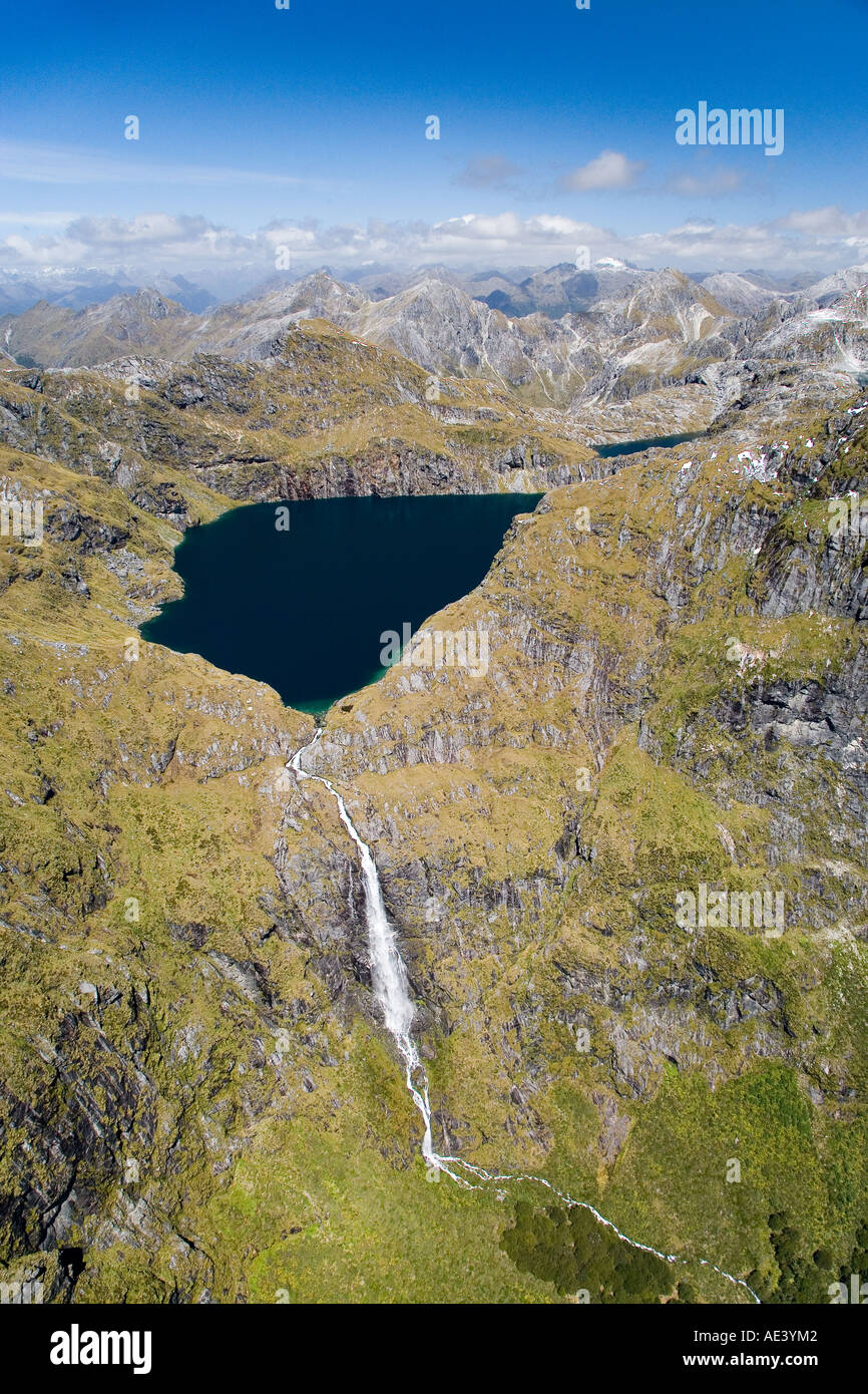 Le lac Victoria et Cascade Kepler Montagnes Parc National de Fiordland ile sud Nouvelle Zelande aerial Banque D'Images