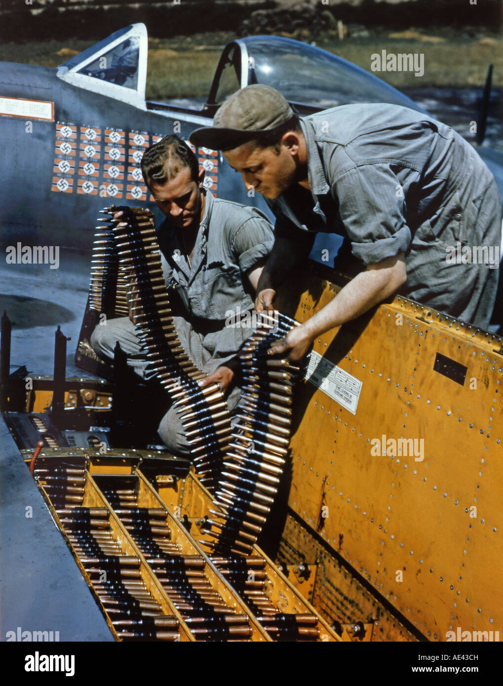 La Seconde Guerre mondiale, l'équipage de deux munitions chargement dans l'aile d'un Thunderbolt P 47 Banque D'Images