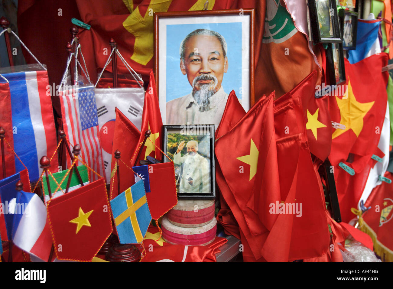 Drapeaux vietnamiens et des portraits de Ho Chi Minh dans une boutique touristique, Hanoï, Vietnam, Indochine, Asie du Sud-Est, l'Asie Banque D'Images