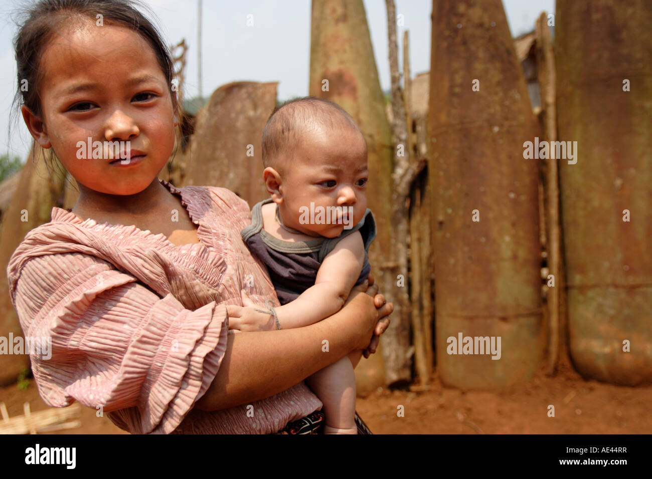 Les jeunes villageois Hmong en face de la guerre de ferraille dans la province de Xieng Khouang, dans le nord du Laos, l'Indochine, l'Asie du Sud-Est, Asie Banque D'Images