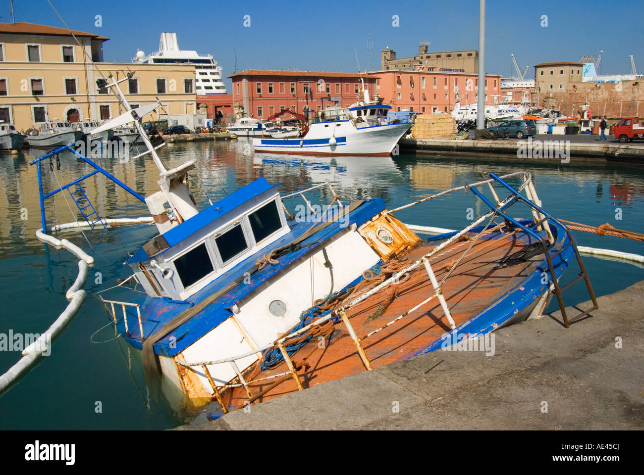 Livourne, Toscane, Italie. Bateau de pêche la moitié coulé en port en la Fortezza Vecchia (la vieille forteresse - 16thC) Banque D'Images