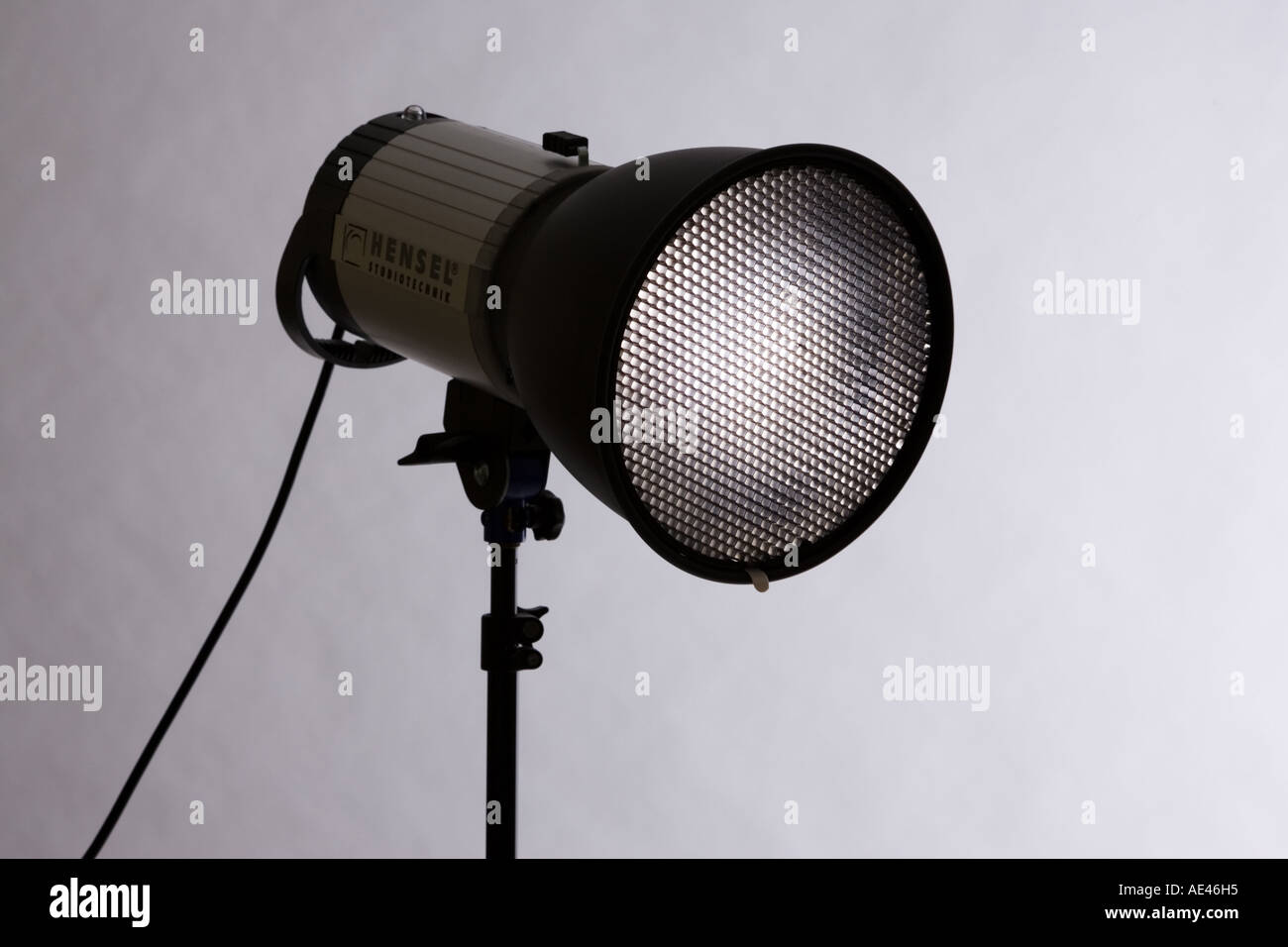 Un studio de photographie et tête d'éclairage flash avec réflecteur à l'avant de la grille Banque D'Images